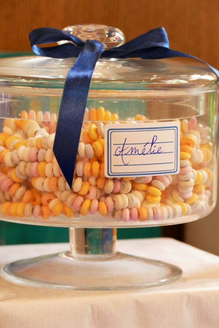 Sweet table back to school par Studio Candy pour Kering - colliers de bonbons