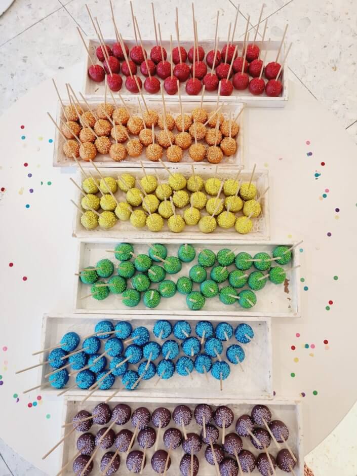 Pride month chez Estée Lauder par Studio Candy avec backdrop rideau multicolore, pâtisseries sur mesure