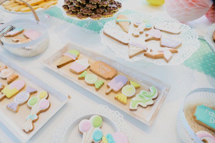 Family Day chez Direct Assurance par Studio candy : gouter, candy bar, sablés décorés sur mesure, petites gaufres, madeleines pistache et décoration pastel