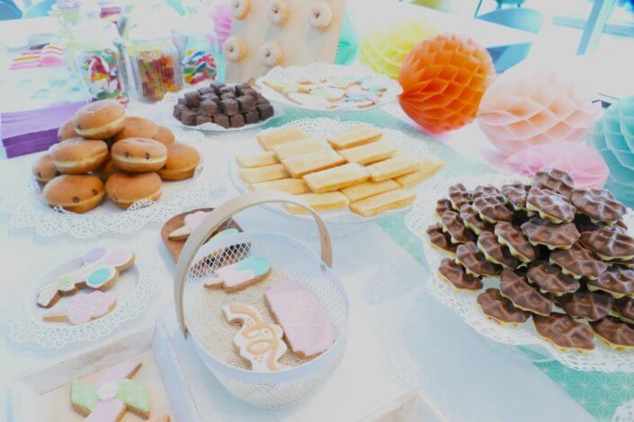 Family Day chez Direct Assurance par Studio candy : gouter, candy bar, sablés décorés sur mesure, petites gaufres, madeleines pistache et décoration pastel