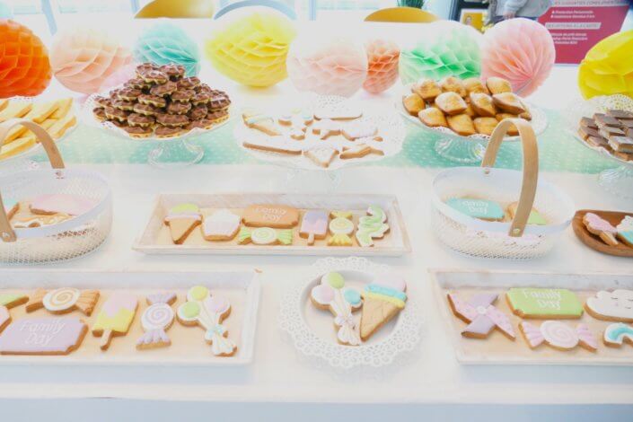 Family Day chez Direct Assurance par Studio candy : gouter, candy bar, sablés décorés sur mesure, petites gaufres, madeleines pistache et décoration pastel