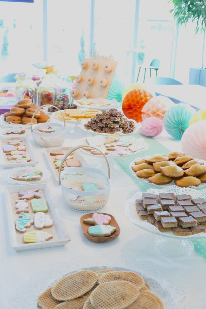 Family Day chez Direct Assurance par Studio candy : gouter, candy bar, sablés décorés sur mesure, petites gaufres, madeleines pistache et décoration pastel