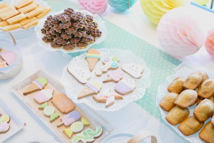 Family Day chez Direct Assurance par Studio candy : gouter, candy bar, sablés décorés sur mesure, petites gaufres, madeleines pistache et décoration pastel