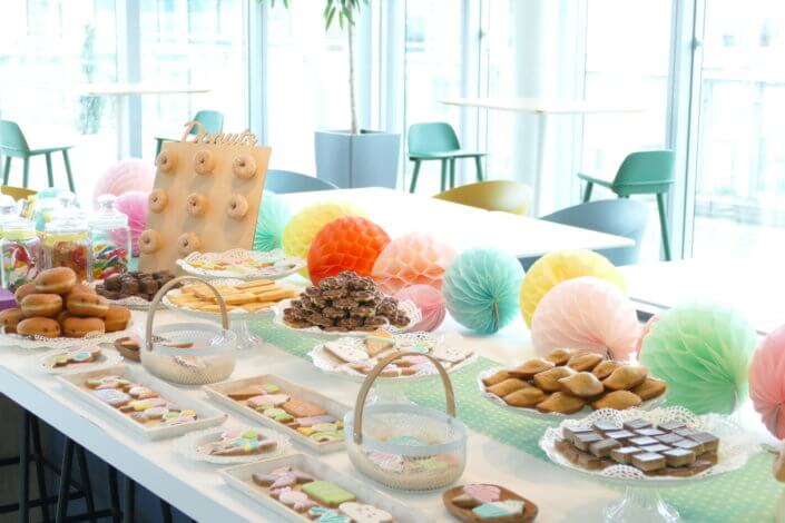 Family Day chez Direct Assurance par Studio candy : gouter, candy bar, sablés décorés sur mesure, petites gaufres, madeleines pistache et décoration pastel