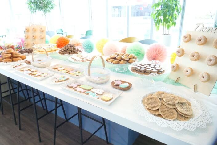 Family Day chez Direct Assurance par Studio candy : gouter, candy bar, sablés décorés sur mesure, petites gaudres, madeleines pistache et décoration pastel