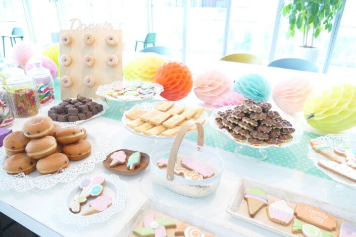 Family Day chez Direct Assurance par Studio candy : gouter, candy bar, sablés décorés sur mesure, petites gaufres, madeleines pistache et décoration pastel