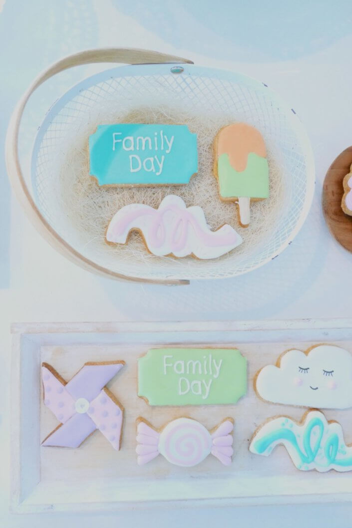 Family Day chez Direct Assurance par Studio candy : gouter, candy bar, sablés décorés sur mesure, petites gaufres, madeleines pistache et décoration pastel