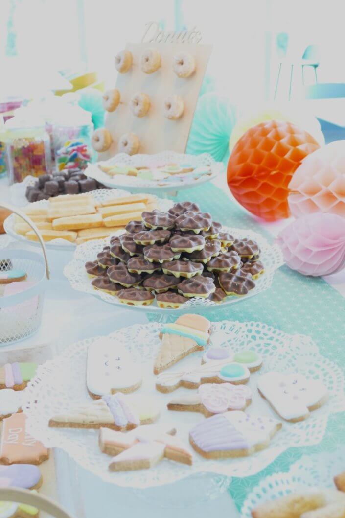 Family Day chez Direct Assurance par Studio candy : gouter, candy bar, sablés décorés sur mesure, petites gaufres, madeleines pistache et décoration pastel