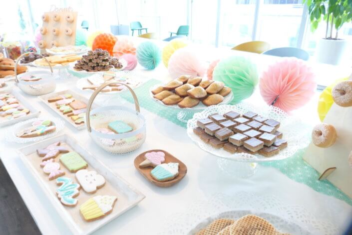 Family Day chez Direct Assurance par Studio candy : gouter, candy bar, sablés décorés sur mesure, petites gaudres, madeleines pistache et décoration pastel