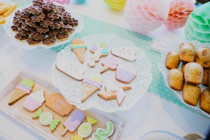 Family Day chez Direct Assurance par Studio candy : gouter, candy bar, sablés décorés sur mesure, petites gaufres, madeleines pistache et décoration pastel