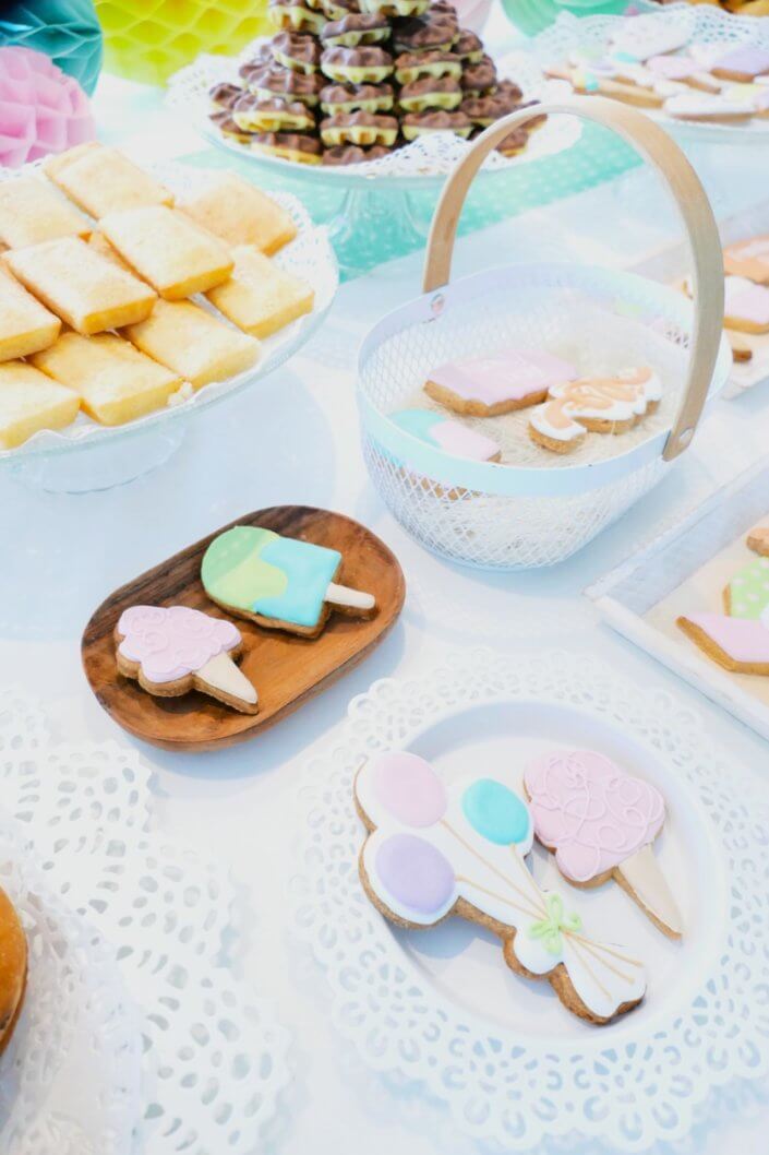 Family Day chez Direct Assurance par Studio candy : gouter, candy bar, sablés décorés sur mesure, petites gaufres, madeleines pistache et décoration pastel