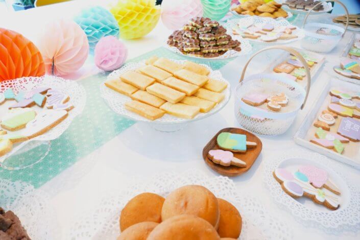 Family Day chez Direct Assurance par Studio candy : gouter, candy bar, sablés décorés sur mesure, petites gaufres, madeleines pistache et décoration pastel