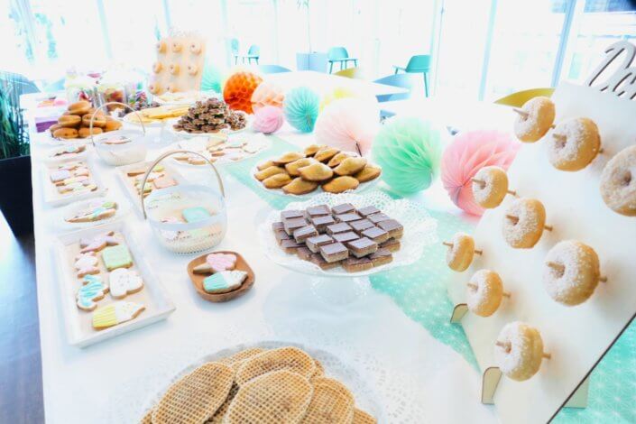 Family Day chez Direct Assurance par Studio candy : gouter, candy bar, sablés décorés sur mesure, petites gaufres, madeleines pistache et décoration pastel