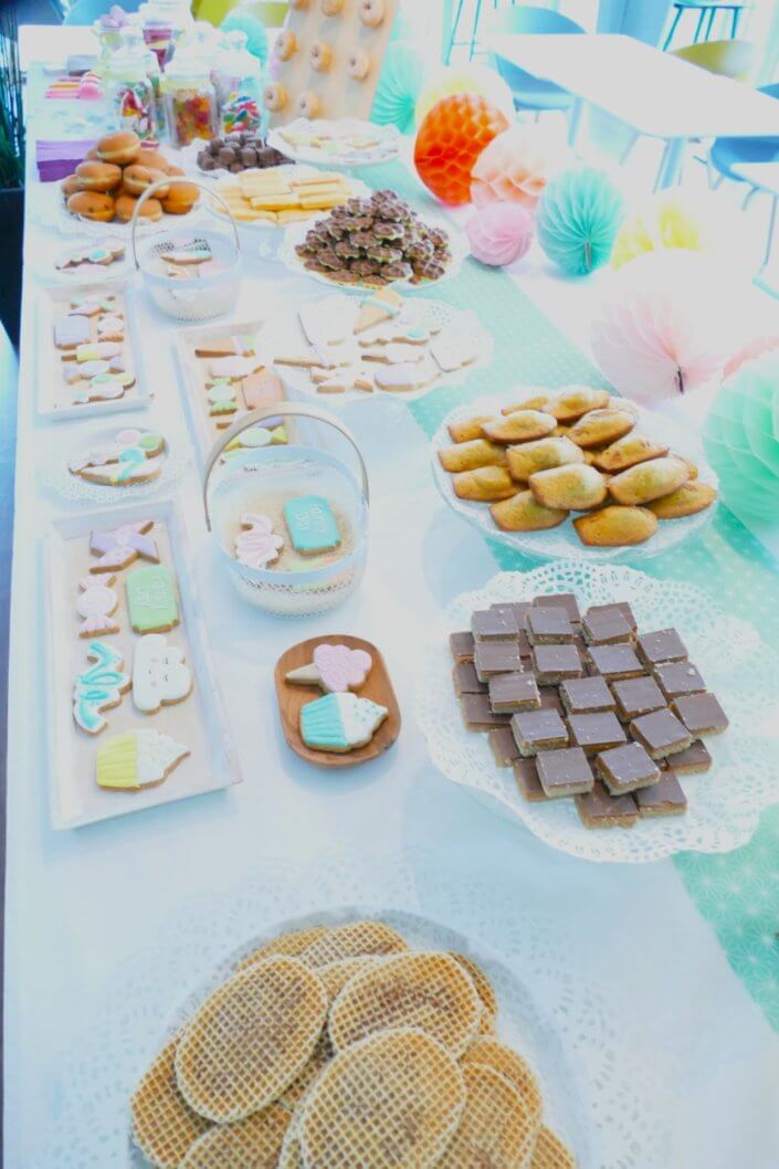 Family Day chez Direct Assurance par Studio candy : gouter, candy bar, sablés décorés sur mesure, petites gaufres, madeleines pistache et décoration pastel