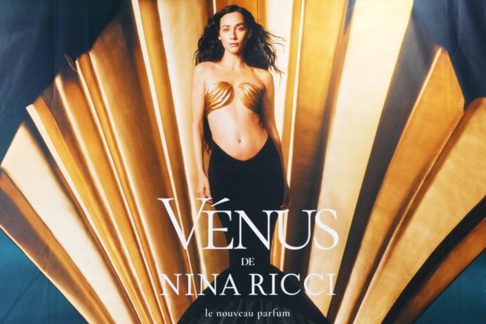 Lancement du parfum Venus de Nina Ricci par Studio Candy avec sablés décorés sur mesure en forme de coquillage, décoration blanche et décoré, fontaines à boissons, madeleines citron, petite gaufres au sucre et bouquets de fleurs blanches