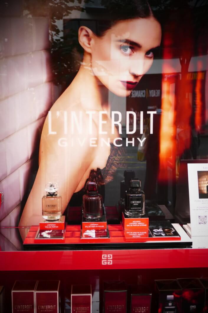 Lancement du parfum l'Interdit Absolu de Givenchy par Studio Candy avec sablés décorés sur mesure, madeleines, décoration et scénographie