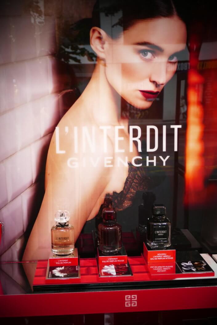 Lancement du parfum l'Interdit Absolu de Givenchy par Studio Candy avec sablés décorés sur mesure, madeleines, décoration et scénographie