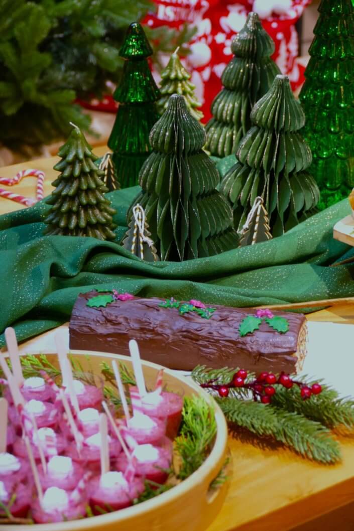 Présentation de la nouvelle collection Noël Maisons du Monde avec une jolie table de Noël Studio Candy pour la presse : sablés décorés, mini gâteaux pain d'épices, brochettes de crudités, grazing cônes, bûche de Noël