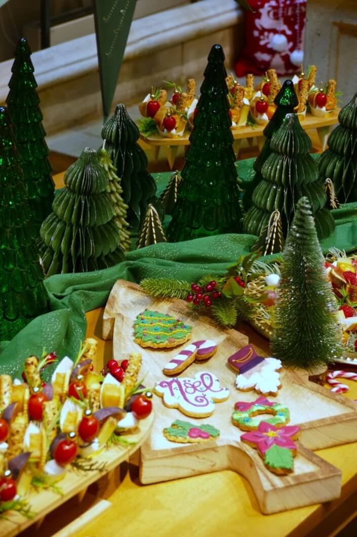 Présentation de la nouvelle collection Noël Maisons du Monde avec une jolie table de Noël Studio Candy pour la presse : sablés décorés, mini gâteaux pain d'épices, brochettes de crudités, grazing cônes, bûche de Noël