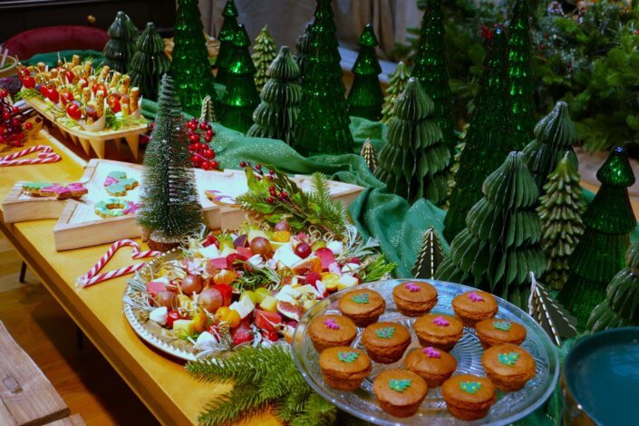 Présentation de la nouvelle collection Noël Maisons du Monde avec une jolie table de Noël Studio Candy pour la presse : sablés décorés, mini gâteaux pain d'épices, brochettes de crudités, grazing cônes, bûche de Noël