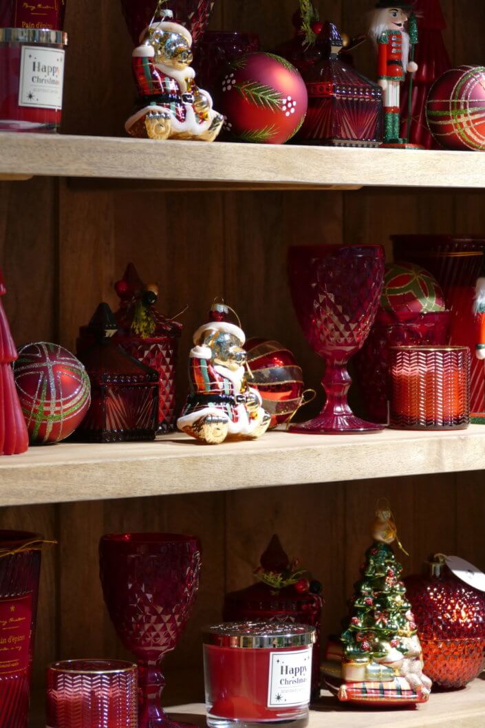 Présentation de la nouvelle collection Noël Maisons du Monde avec une jolie table de Noël Studio Candy pour la presse : sablés décorés, mini gâteaux pain d'épices, brochettes de crudités, grazing cônes, bûche de Noël