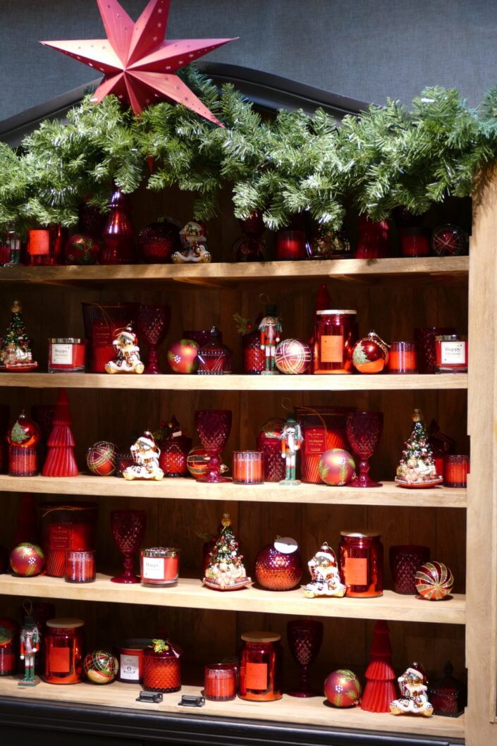 Présentation de la nouvelle collection Noël Maisons du Monde avec une jolie table de Noël Studio Candy pour la presse : sablés décorés, mini gâteaux pain d'épices, brochettes de crudités, grazing cônes, bûche de Noël