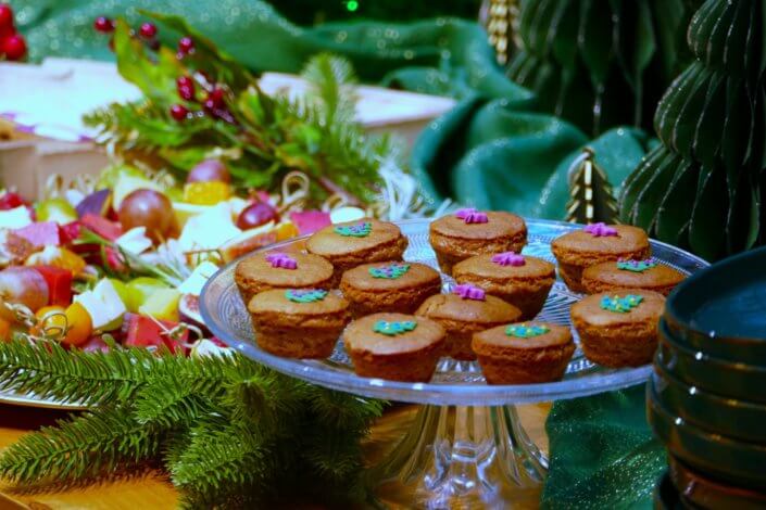 Présentation de la nouvelle collection Noël Maisons du Monde avec une jolie table de Noël Studio Candy pour la presse : sablés décorés, mini gâteaux pain d'épices, brochettes de crudités, grazing cônes, bûche de Noël