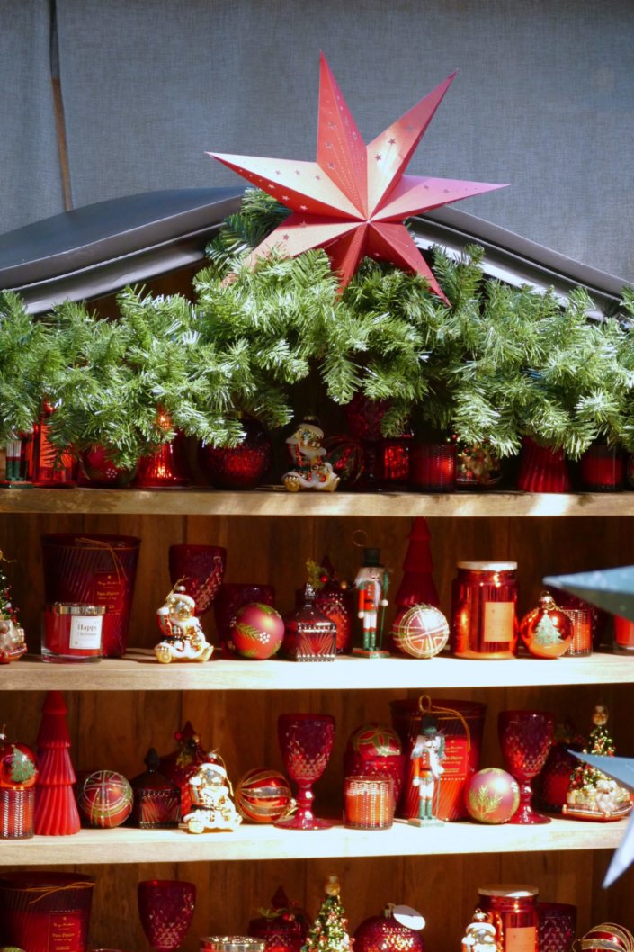 Présentation de la nouvelle collection Noël Maisons du Monde avec une jolie table de Noël Studio Candy pour la presse : sablés décorés, mini gâteaux pain d'épices, brochettes de crudités, grazing cônes, bûche de Noël