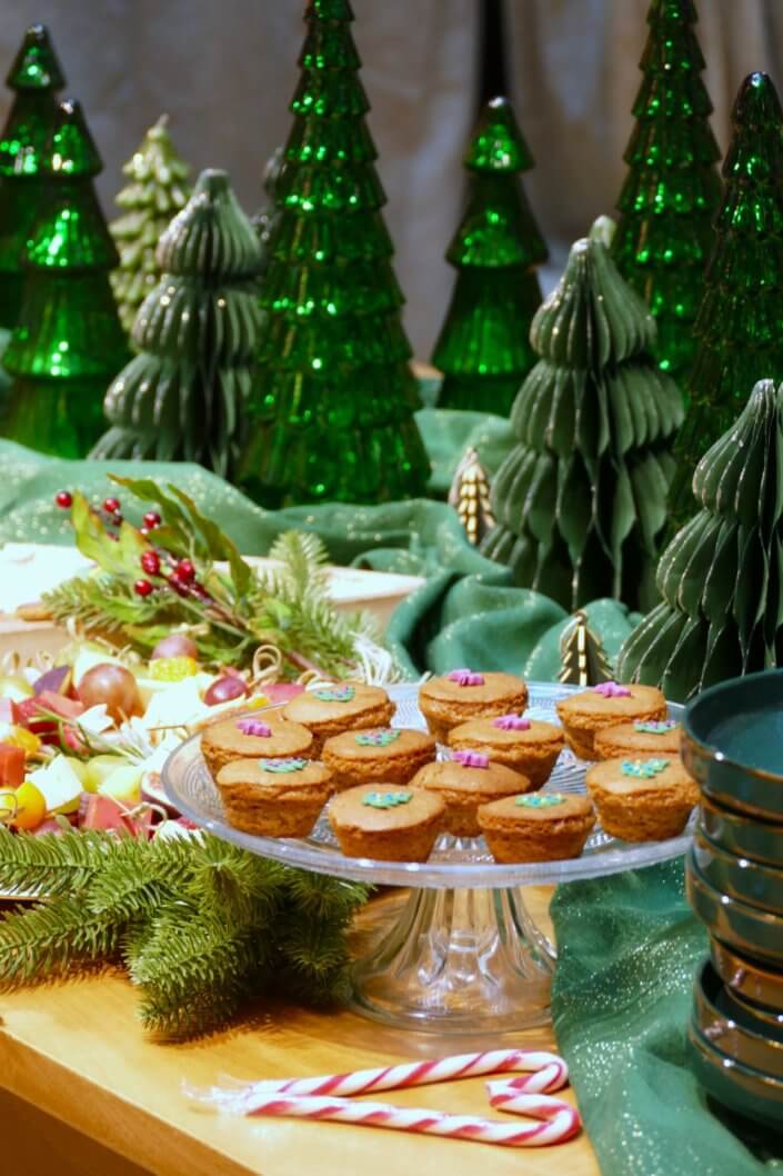 Présentation de la nouvelle collection Noël Maisons du Monde avec une jolie table de Noël Studio Candy pour la presse : sablés décorés, mini gâteaux pain d'épices, brochettes de crudités, grazing cônes, bûche de Noël