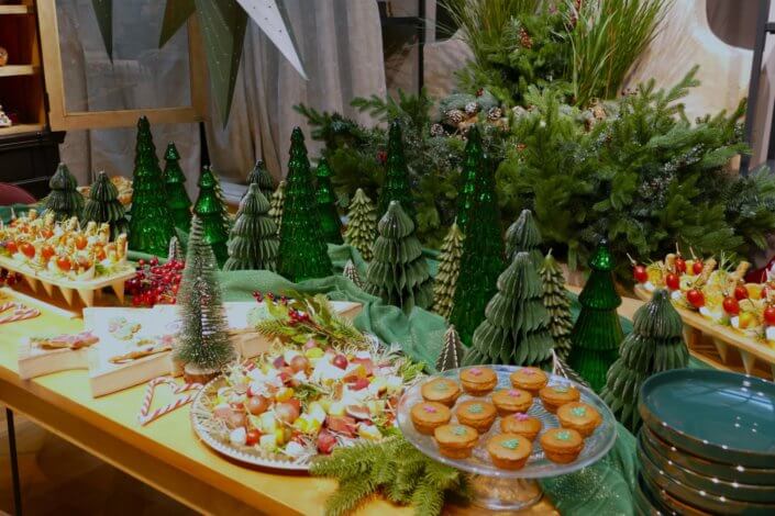 Présentation de la nouvelle collection Noël Maisons du Monde avec une jolie table de Noël Studio Candy pour la presse : sablés décorés, mini gâteaux pain d'épices, brochettes de crudités, grazing cônes, bûche de Noël