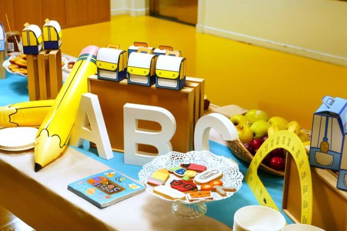 Petit déjeuner de rentrée thème Back to School pour Hermès par Studio Candy - carott cake, financiers, sablés décorés sur mesure, madeleines, thé et café, décoration