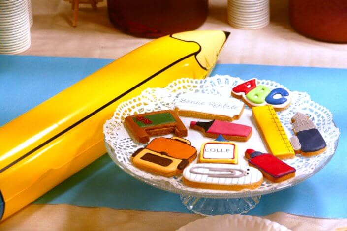 Petit déjeuner de rentrée thème Back to School pour Hermès par Studio Candy - carott cake, financiers, sablés décorés sur mesure, madeleines, thé et café, décoration