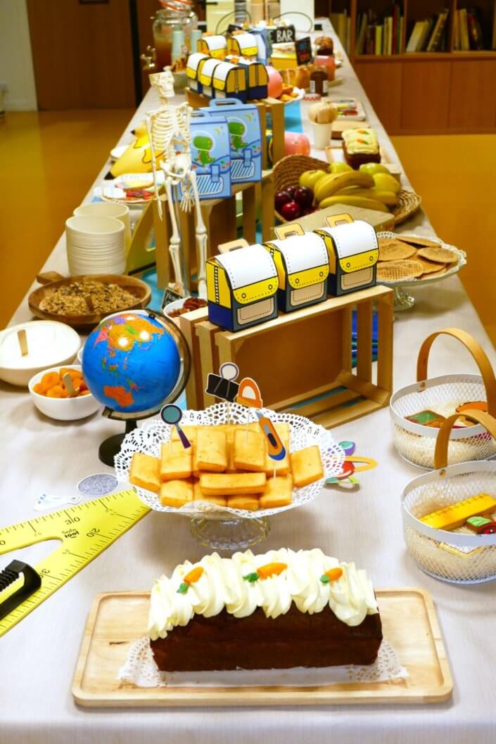 Petit déjeuner de rentrée thème Back to School pour Hermès par Studio Candy - carott cake, financiers, sablés décorés sur mesure, madeleines, thé et café, décoration