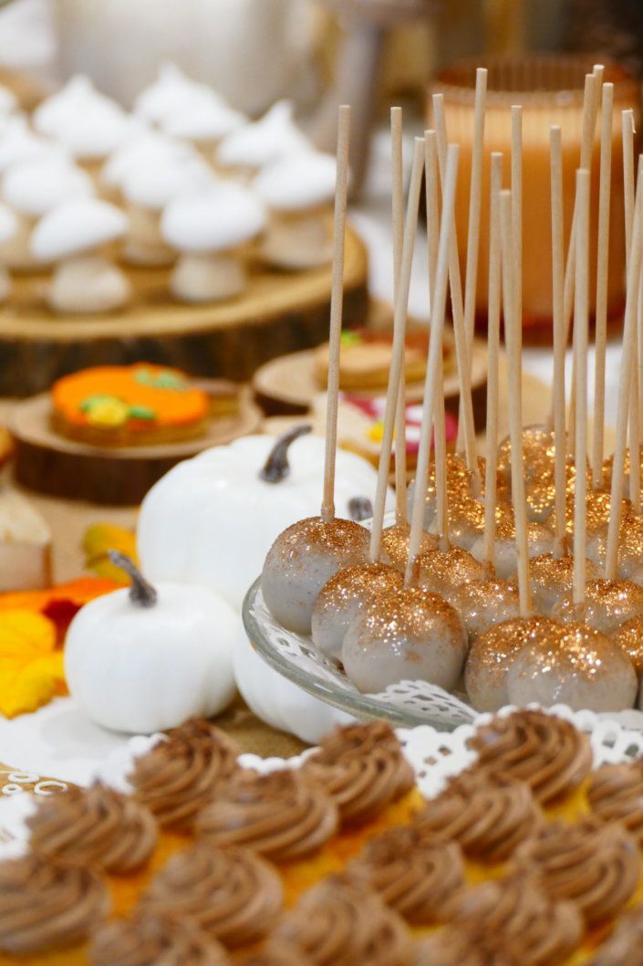 gouter d'automne par studio candy pour l'Oréal au centre de recherche Rio, avec une décoration automnale, des pâtisseries sur mesure, des bonbons