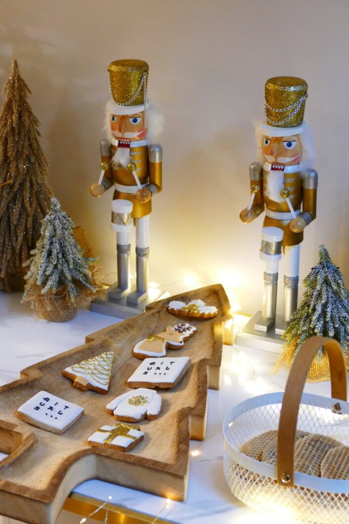 Gouter de Noël en blanc et or pour Rituals par Studio Candy avec des sablés décorés de Noël, des financiers, des gaufres au sucre, des madeleines pistache, des meringue en forme de sapin et des chamallows bonhommes de neige