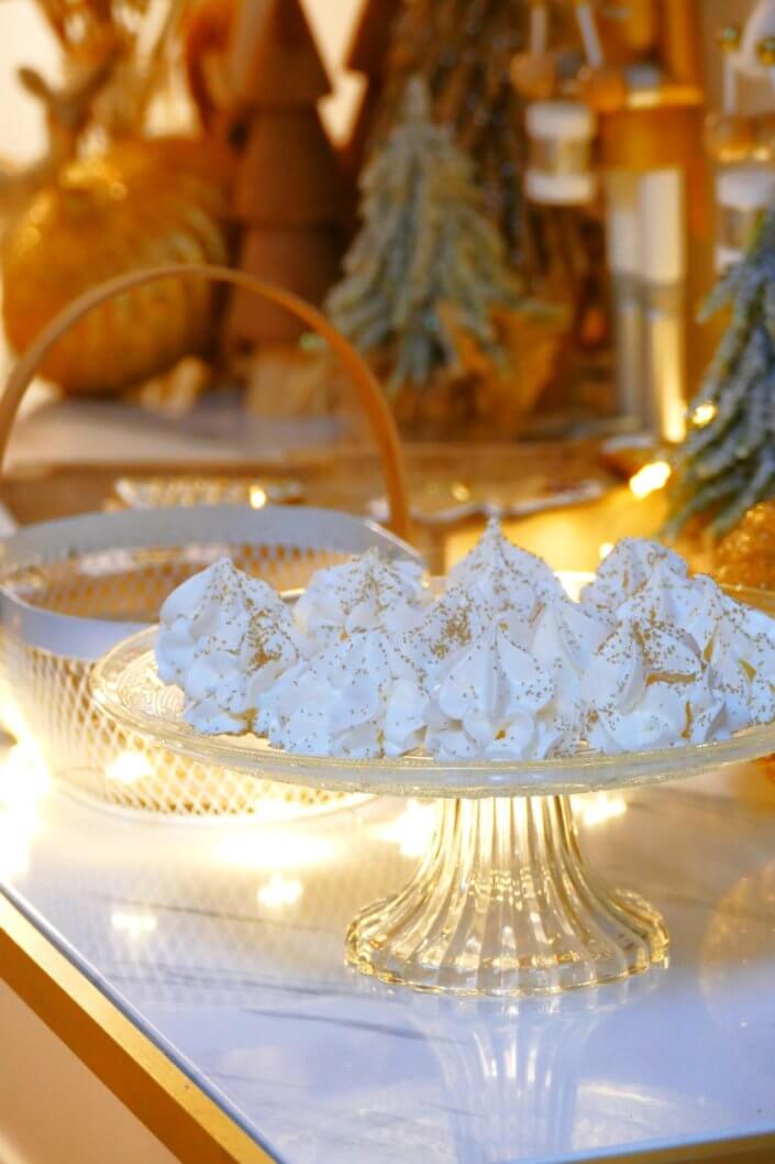 Gouter de Noël en blanc et or pour Rituals par Studio Candy avec des sablés décorés de Noël, des financiers, des gaufres au sucre, des madeleines pistache, des meringue en forme de sapin et des chamallows bonhommes de neige