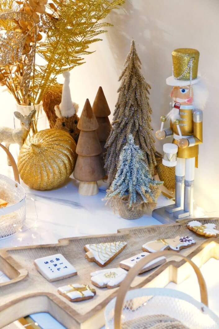 Gouter de Noël en blanc et or pour Rituals par Studio Candy avec des sablés décorés de Noël, des financiers, des gaufres au sucre, des madeleines pistache, des meringue en forme de sapin et des chamallows bonhommes de neige