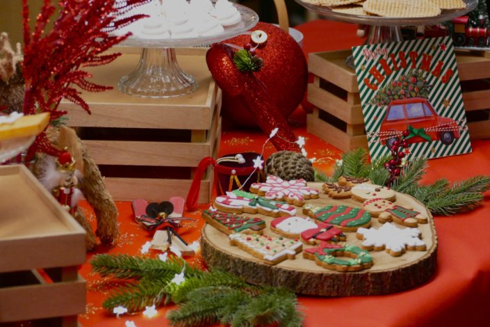 Goûter de Noël traditionnel par Studio Candy chez l'agence médias Dentsu avec sablés décorés de Noël, madeleines, financiers, gaufres au sucre, meringues bonhommes de neige et décoration de Noël sur mesure