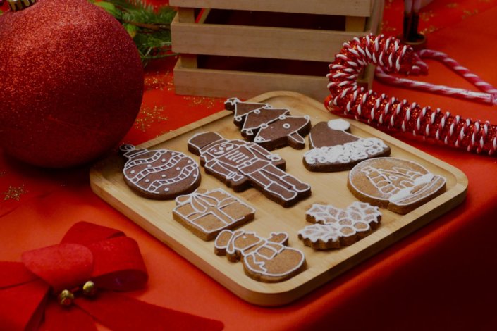 Goûter de Noël traditionnel par Studio Candy chez l'agence médias Dentsu avec sablés décorés de Noël, madeleines, financiers, gaufres au sucre, meringues bonhommes de neige et décoration de Noël sur mesure