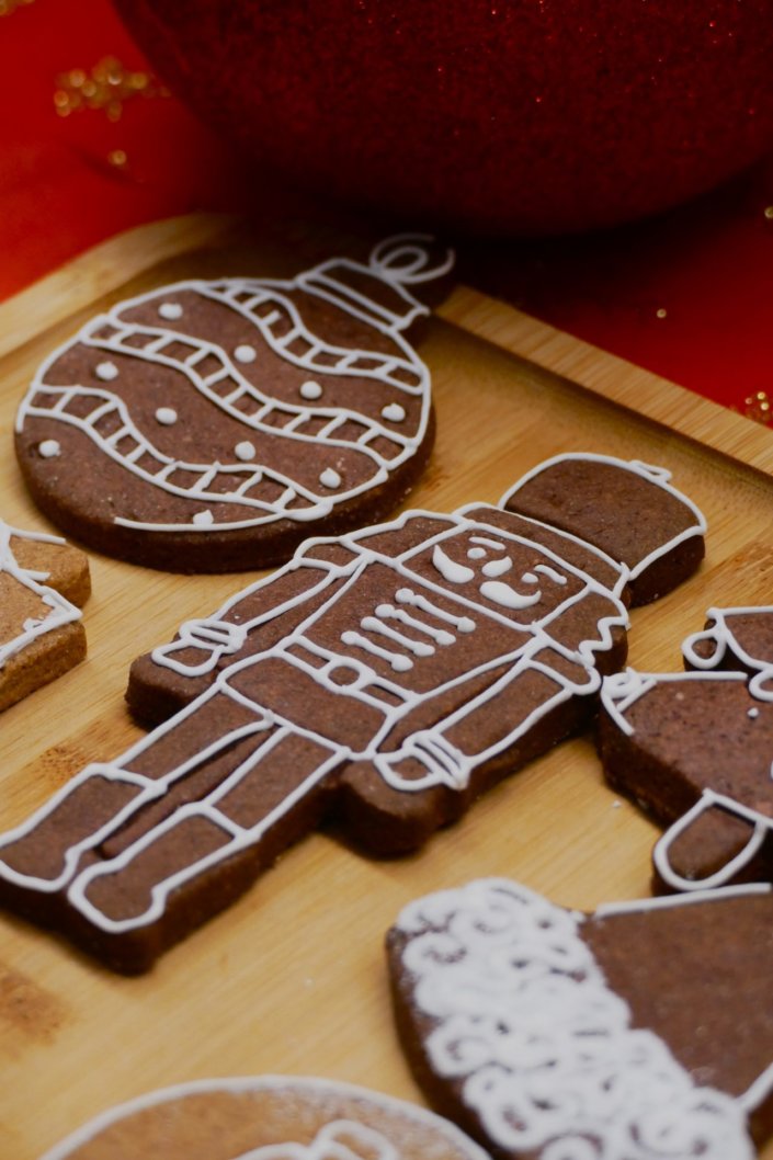 Goûter de Noël traditionnel par Studio Candy chez l'agence médias Dentsu avec sablés décorés de Noël, madeleines, financiers, gaufres au sucre, meringues bonhommes de neige et décoration de Noël sur mesure