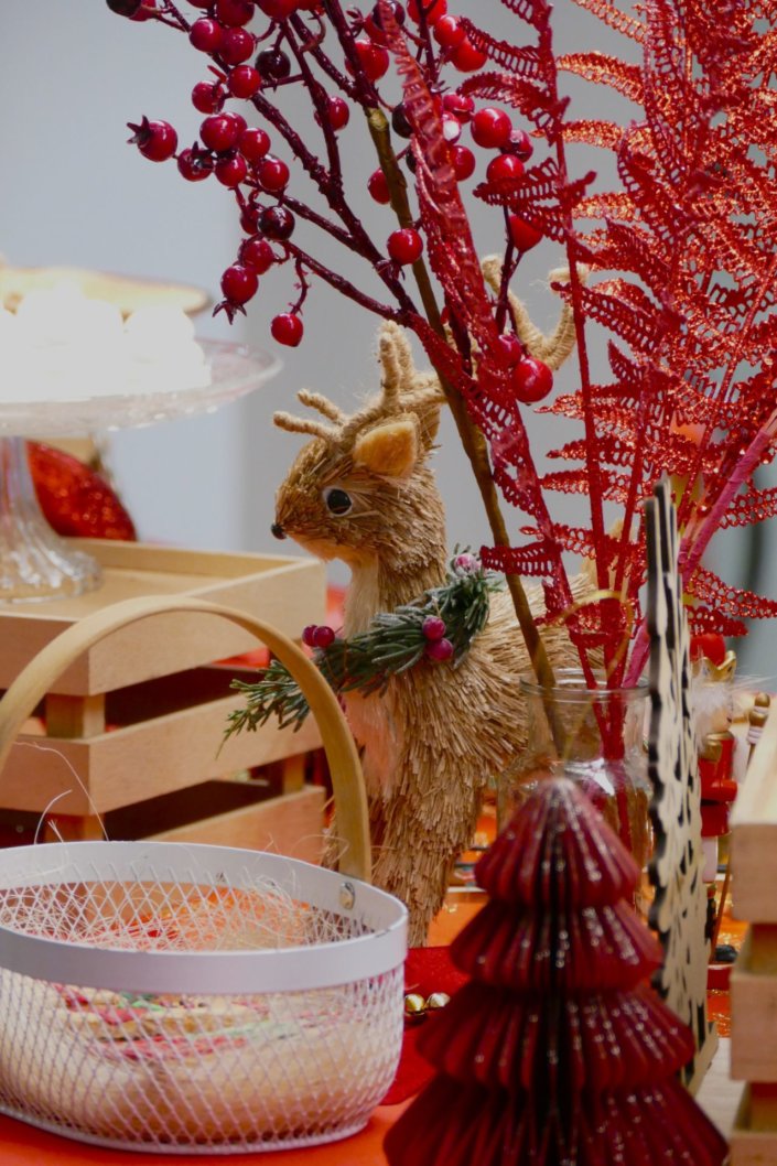 Goûter de Noël traditionnel par Studio Candy chez l'agence médias Dentsu avec sablés décorés de Noël, madeleines, financiers, gaufres au sucre, meringues bonhommes de neige et décoration de Noël sur mesure