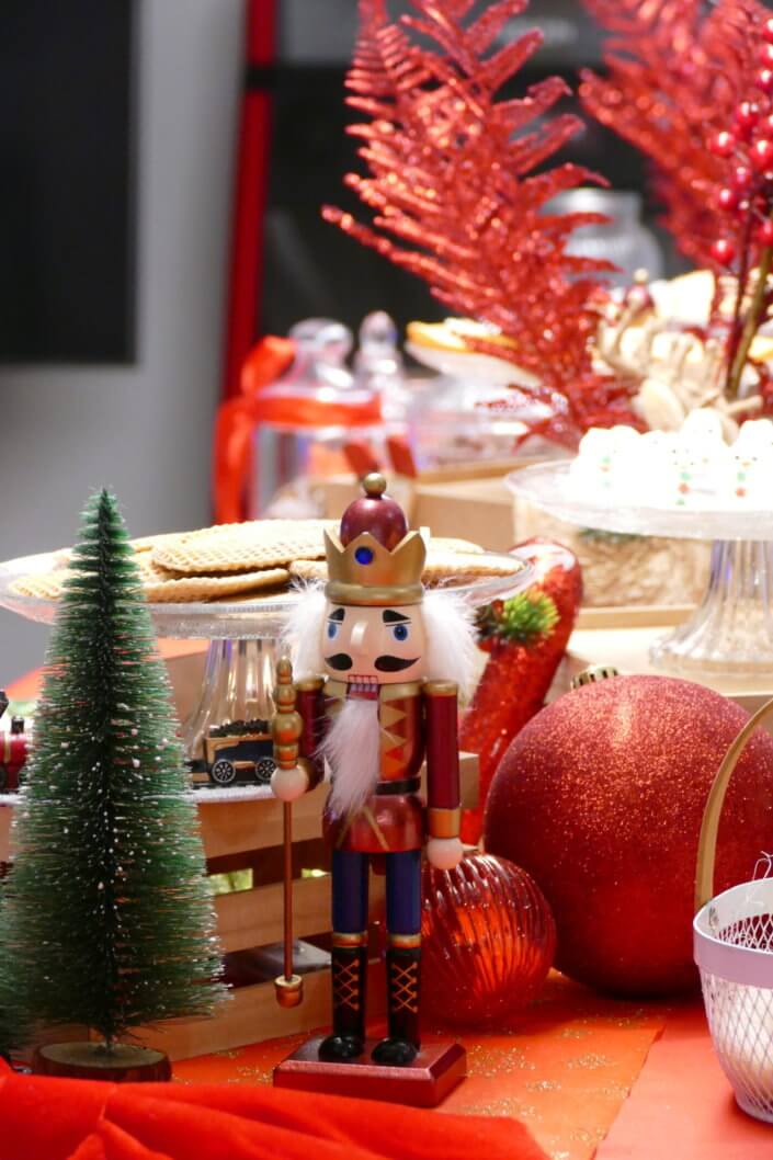 Goûter de Noël traditionnel par Studio Candy chez l'agence médias Dentsu avec sablés décorés de Noël, madeleines, financiers, gaufres au sucre, meringues bonhommes de neige et décoration de Noël sur mesure