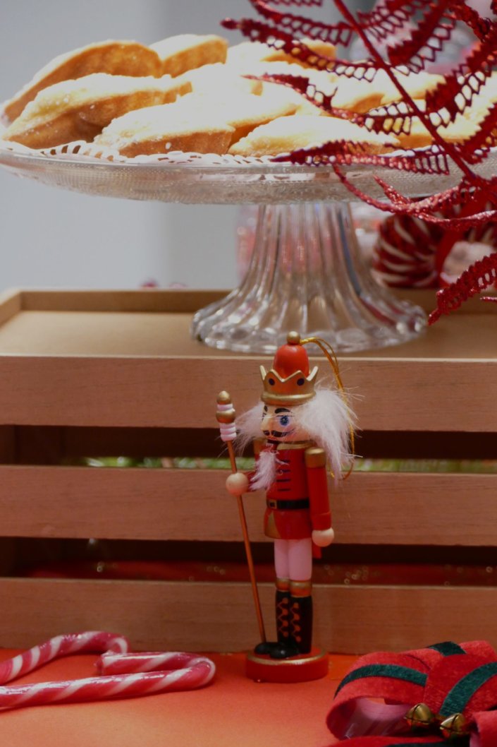 Goûter de Noël traditionnel par Studio Candy chez l'agence médias Dentsu avec sablés décorés de Noël, madeleines, financiers, gaufres au sucre, meringues bonhommes de neige et décoration de Noël sur mesure