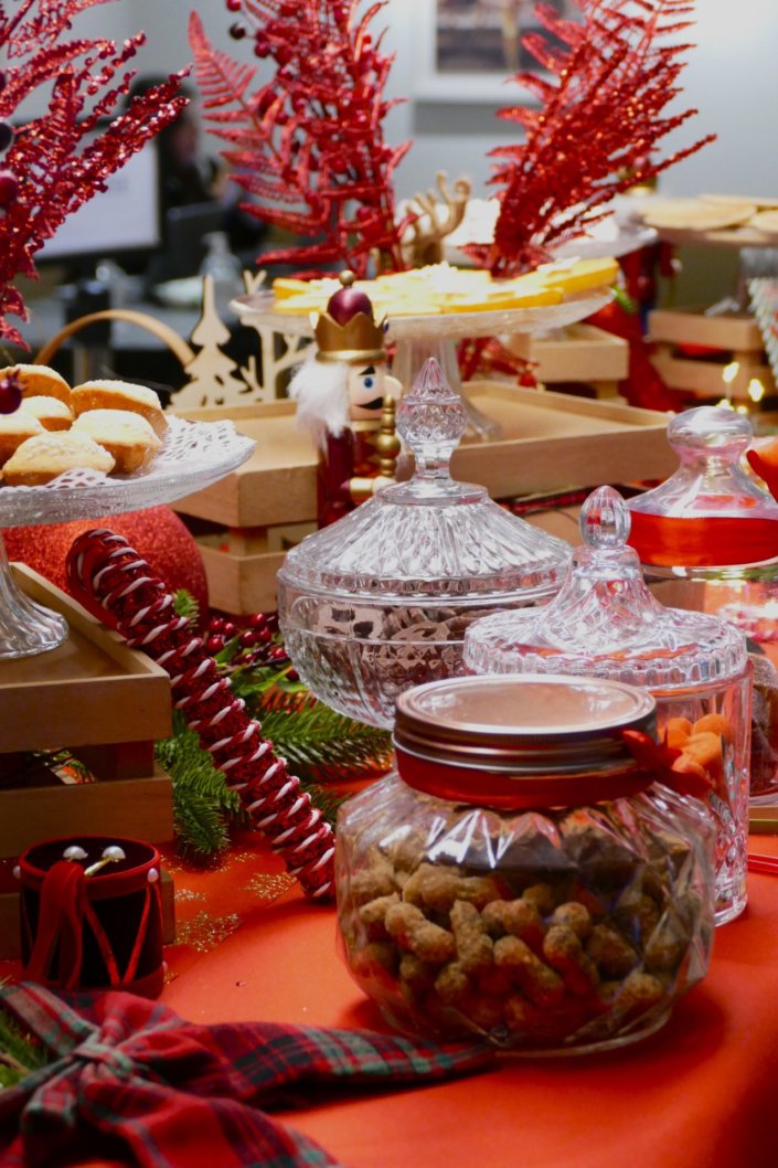 Goûter de Noël traditionnel par Studio Candy chez l'agence médias Dentsu avec sablés décorés de Noël, madeleines, financiers, gaufres au sucre, meringues bonhommes de neige et décoration de Noël sur mesure