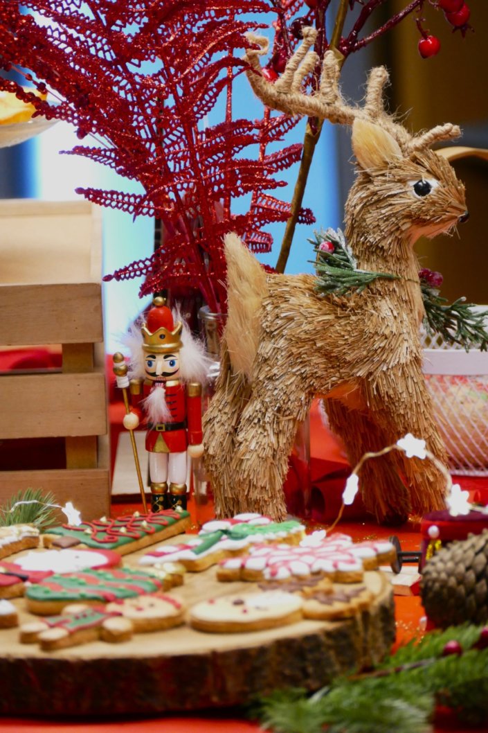 Goûter de Noël traditionnel par Studio Candy chez l'agence médias Dentsu avec sablés décorés de Noël, madeleines, financiers, gaufres au sucre, meringues bonhommes de neige et décoration de Noël sur mesure