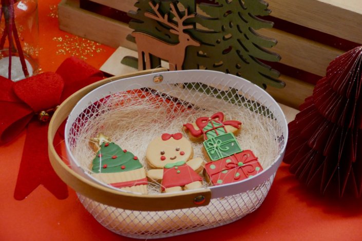 Goûter de Noël traditionnel par Studio Candy chez l'agence médias Dentsu avec sablés décorés de Noël, madeleines, financiers, gaufres au sucre, meringues bonhommes de neige et décoration de Noël sur mesure