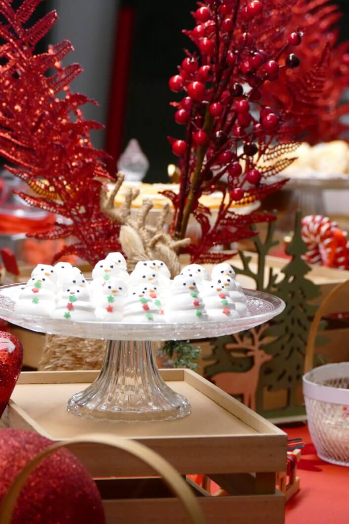 Goûter de Noël traditionnel par Studio Candy chez l'agence médias Dentsu avec sablés décorés de Noël, madeleines, financiers, gaufres au sucre, meringues bonhommes de neige et décoration de Noël sur mesure