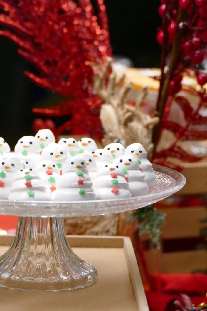 Goûter de Noël traditionnel par Studio Candy chez l'agence médias Dentsu avec sablés décorés de Noël, madeleines, financiers, gaufres au sucre, meringues bonhommes de neige et décoration de Noël sur mesure