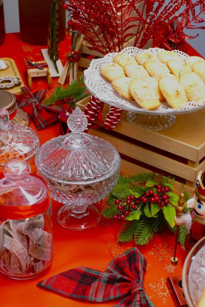 Goûter de Noël traditionnel par Studio Candy chez l'agence médias Dentsu avec sablés décorés de Noël, madeleines, financiers, gaufres au sucre, meringues bonhommes de neige et décoration de Noël sur mesure