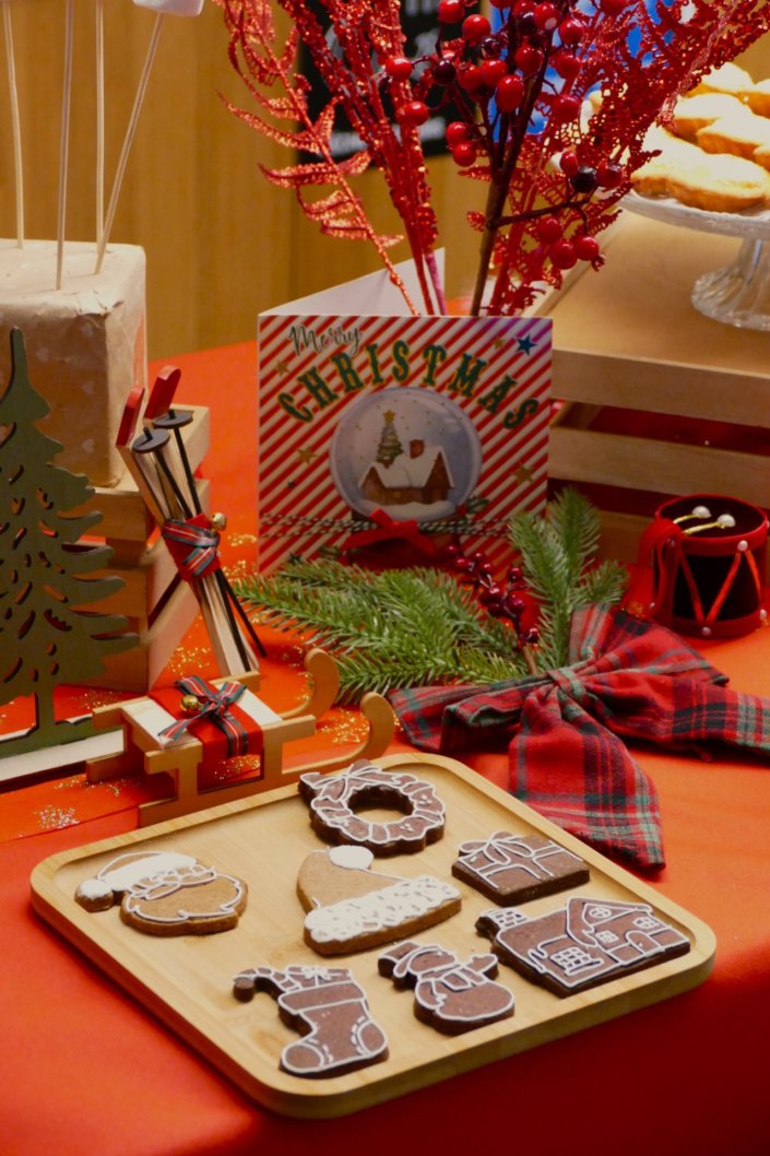 Goûter de Noël traditionnel par Studio Candy chez l'agence médias Dentsu avec sablés décorés de Noël, madeleines, financiers, gaufres au sucre, meringues bonhommes de neige et décoration de Noël sur mesure